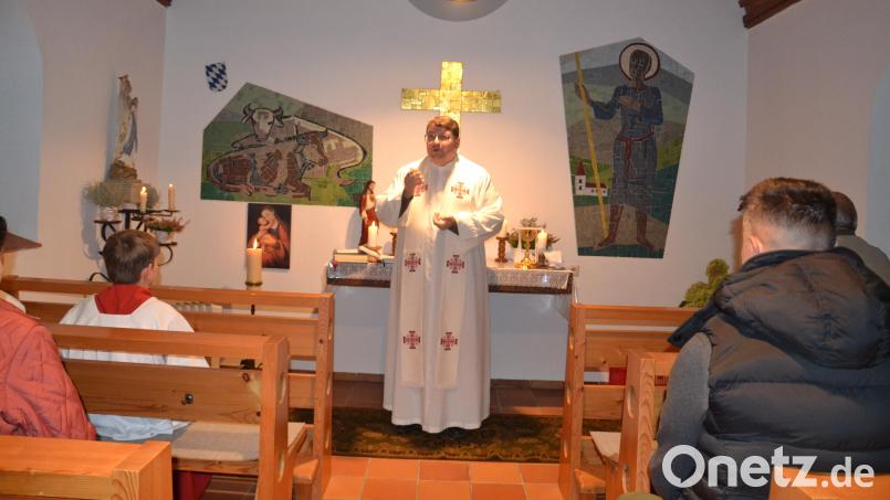 Pfarrer Udo Klösel feiert mit den Gläubigen das Patrozinium zum 50. Weihejubiläum der Kapelle Sankt Wendelin in Niederland. Bild: gi