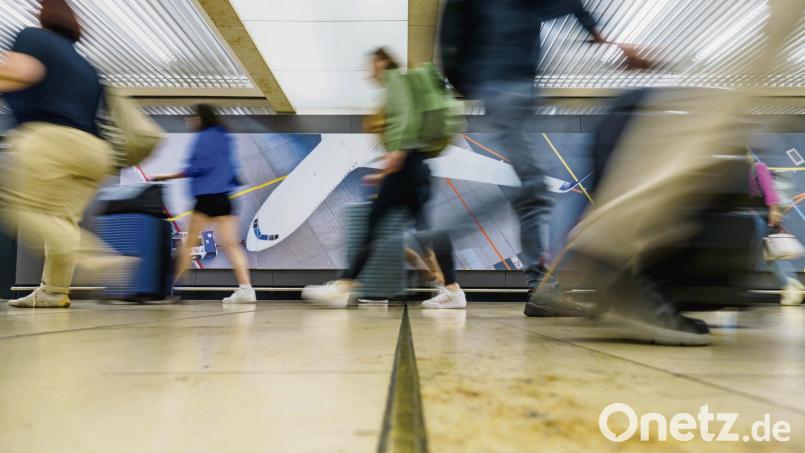 Rail-and-Fly-Tickets haben den Vorteil, dass sich die Fluggesellschaft um einen Ersatzflug kümmert, wenn sich der Zug verspätet oder ausfällt. Symbolbild: Andreas Arnold/dpa