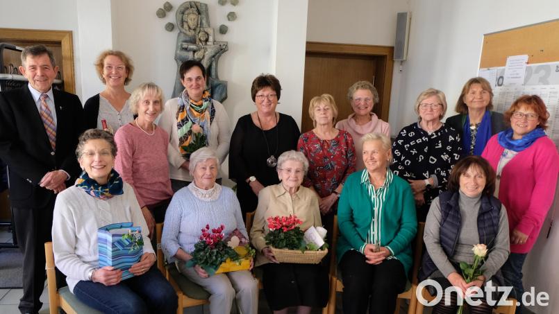Ehrungen treuer Mitglieder und Neuaufnahmen stehen in der Jahreshauptversammlung des Katholischen Frauenbundes Floß im Mittelpunkt. Stehend, rechts, Pfarrer Max Früchtl, stehend, links, Vorsitzende Christina Schaller und Bezirksvorsitzende Inge Trottmann. Bild: le