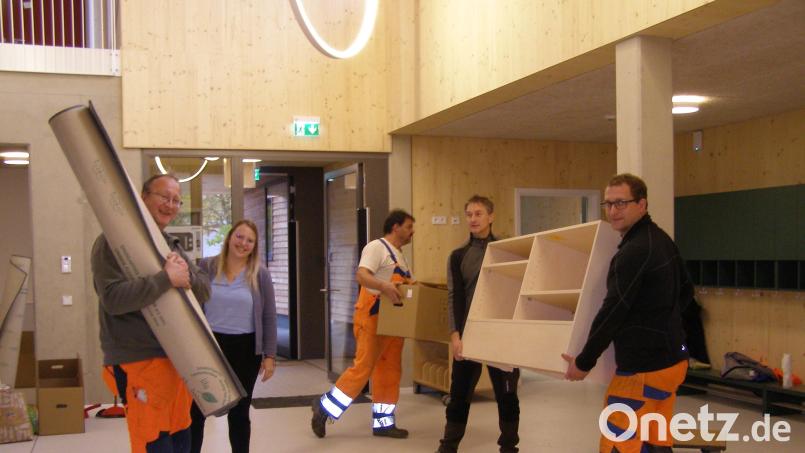 Beim Umzug in das neue Kinderhaus wird das Team um Katja Bloßfeldt von den Männern des Stadtbauhofs Waldsassen tatkräftig unterstützt. Bild: pz