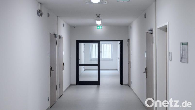 Ein Jugendlicher hat in einer geschlossenen Einrichtung in Regensburg am Donnerstagvormittag zwei Menschen schwer verletzt - darunter ein Kind. Symbolbild: Daniel Vogl/dpa/Archivbild