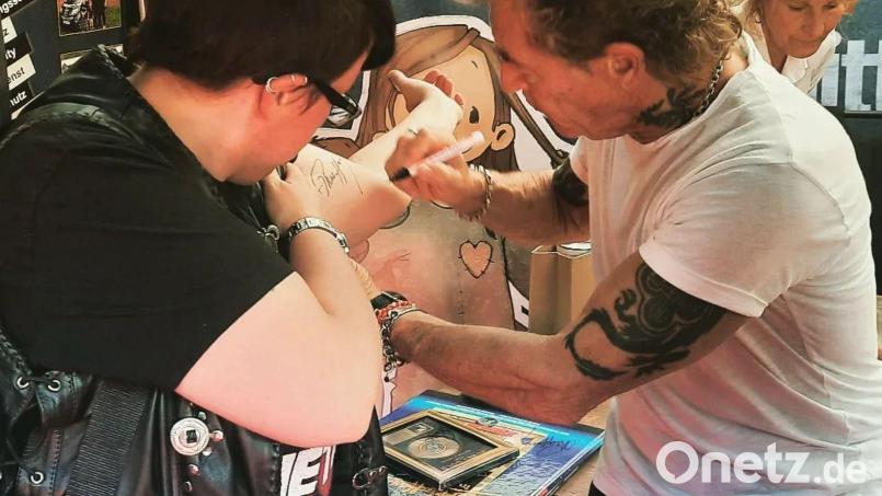 Peter Maffay unterschreibt auf Jennifer Fraunholz Arm. Am Tag darauf lässt der Fan das Autogramm von einem Tätowierer in ihre Haut einritzen. Bild: privat / Jennifer Fraunholz