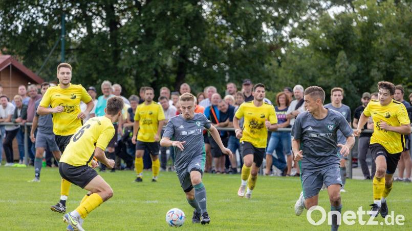 Daniel Augustin (am Ball) und Manuel Löffelmann (Zweiter von rechts) sind die prägenden Offensivkräfte beim FC OVI/Teunz. Am Sonntag kommt Tabellenführer Detag Wernberg zum Spitzenspiel. Archivbild: Guenter Uschold