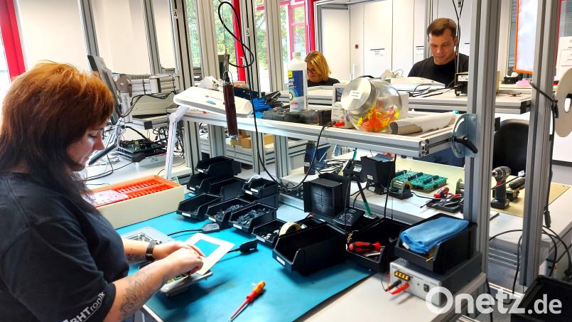 Steuerungen entwickeln, löten, lackieren und messen. In der Entwicklungs- und Fertigungsabteilung der BHTronik GmbH greifen alle Schritte ineinander. 	Bild: lg Bild: lg