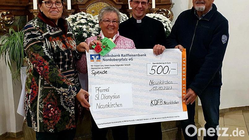 Regina Völkl (links) übergibt die Spende gemeinsam mit Antonie Kindl (Mitte) an Pfarrer Thomas Kohlhepp (Zweiter von rechts) und Willi Fuchs vor. Bild: R. Kreuzer