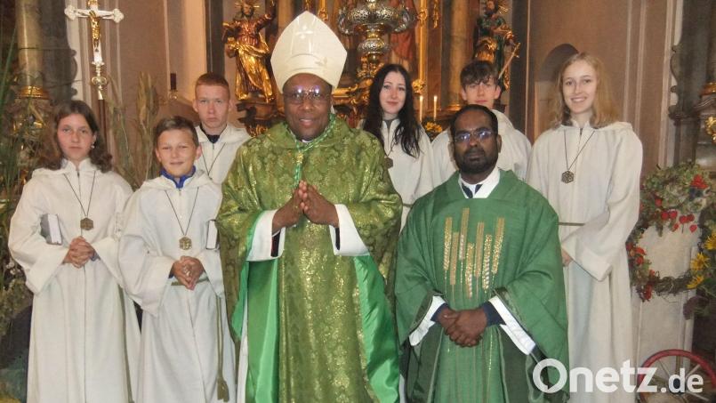 Bischof Beatus aus Tansania (Mitte) feiere mit den Gläubigen einen Gottesdienst und dankt zusammen mit Seelsorger Sagai Lourdusamy (rechts) dem verstorbenen Seelsorger Josef Fromm, einem großen Förderer seiner Priestergemeinschaft &quot;Opus Spiritus Sancte&quot;. Bild: gm