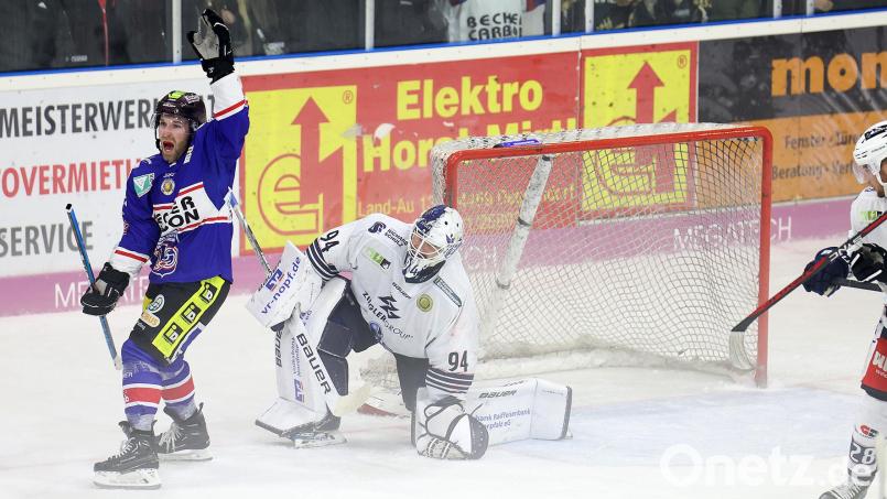 Die Blue Devils kassierten am Freitag mit 1:3 in Deggendorf die erste Niederlage in dieser Saison. Hier jubelt Carter Popoff nach dem 3:0 durch Thomas Greilinger (nicht im Bild), der Weidener Goalie Marco Wölfl war machtlos. Bild: Roland Rappel