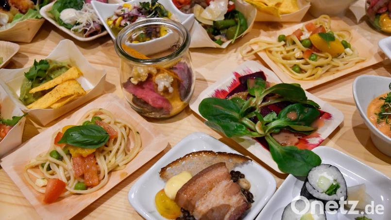 Dies ist ein Schnappschuss vom Eröffnungsabend der 35. Schlemmerwochen am 9. Oktober 2023 im Gasthof zum Wulfen. Alle acht Schlemmerwirte präsentierten hier eine Auswahl ihrer diesjährigen Motto-Küche. Von Sushi über Spanferkel bis hin zu Nudeln, Burgern oder Fisch fehlt es auch dieses Jahr nicht an Vielfalt. Bild: Petra Hartl