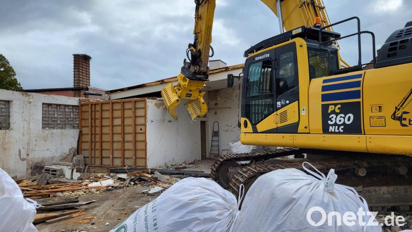Am Rotter-Areal haben die Abbrucharbeiten begonnen. Zeitgleich werden die beiden anderen Gebäude ausgeräumt und für den Abbruch vorbereitet. Bild: Hubert Siller/exb