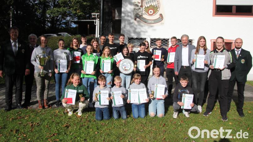 Die Besten des Gaujugendpokals im Stiftlandgau mit Gaujugendleiter Manuel Ernst (rechts), Plößbergs Bürgermeister Lothar Müller (stehend, Vierter von rechts) sowie Gauschützenmeister Manfred Zölch (links) und Zweitem Bezirksschützenmeister Dieter Beer (Zweiter von links). Bild: kro