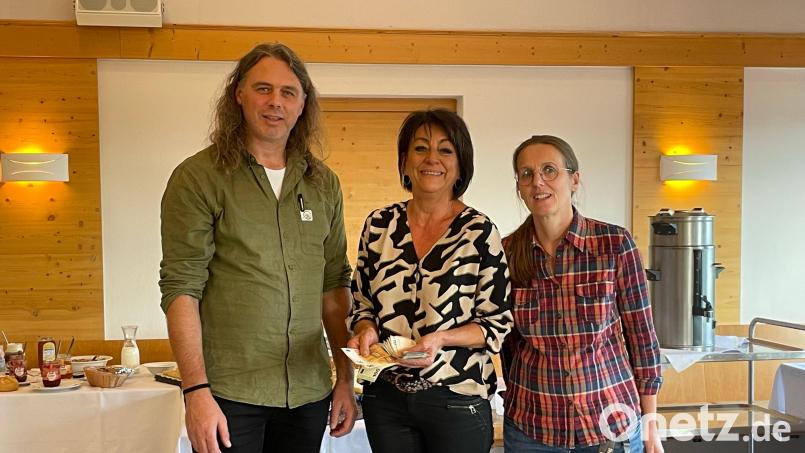 Alexandra Weiß (Mitte) überreichte vonseiten der FU Mitterteich und aus dem Zuhörerkreis Spenden an Dr. Margarete Pickert und Matthias Rössle von der Spezialisierten Ambulanten Palliativversorgung (SAPV) Waldnaab. Bild: Frauen-Union Mitterteich/exb