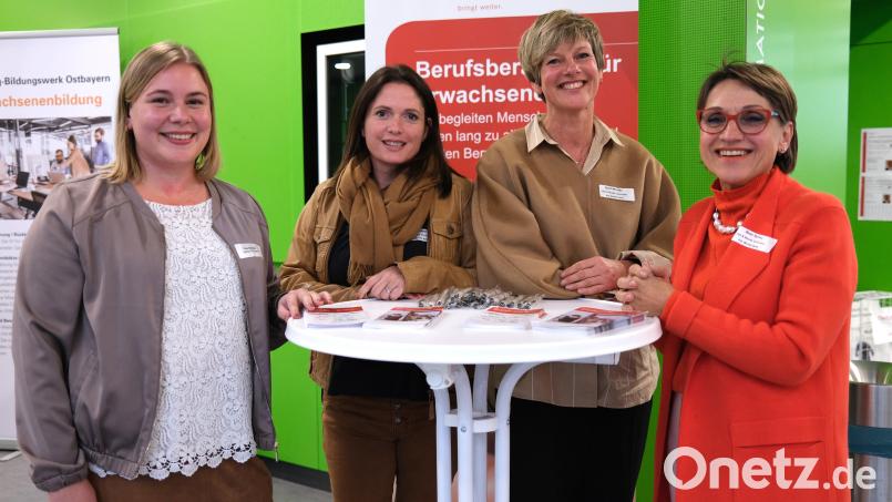 Antonia Boxler, Nora Lautenschlager, Monika Barth und Sylvia Beer (von links) stellten bei einer Informationsveranstaltung der Arbeitsagentur ein Beispiel für eine gelungene Umschulungsmaßnahme vor. Bild: Hirsch