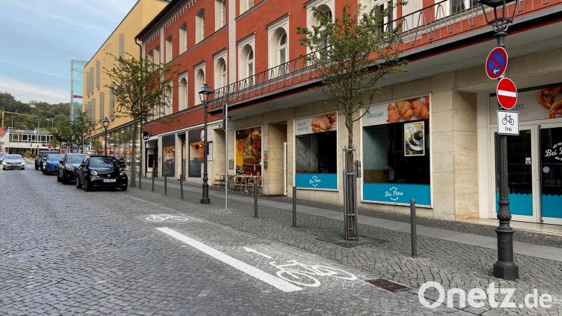 Die Verkehrsführung in der Bahnhofstraße sorgt selbst im Verkehrsausschuss für Verwirrung. Ist die Lösung richtig? Die Stadtverwaltung sagt, ja. Bild: ass