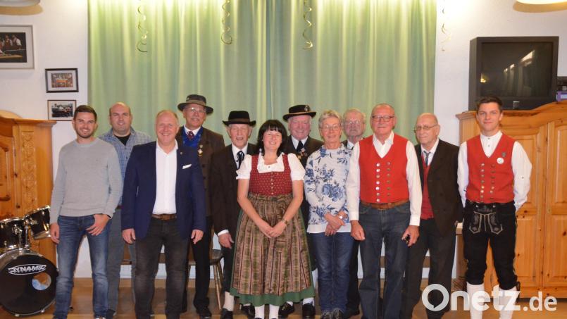 Einen neuen Vorstand wählt der Heimat- und Volkstumsvereins Ehenbachtaler Schnaittenbach. Bürgermeister Marcus Eichenmüller (Dritter von links) und Gauvorsitzender Peter Fink (Vierter von links) gratulieren. Bild: sh