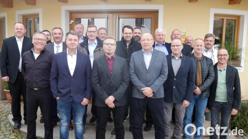 Der Vorstand der Leistritz AG, Michael Everts, und Geschäftsführer der Leistritz Produktionstechnik GmbH, Johannes Bürner, zeichnen die langjährigen Mitarbeiter aus. Bild: Anna Hierold/exb