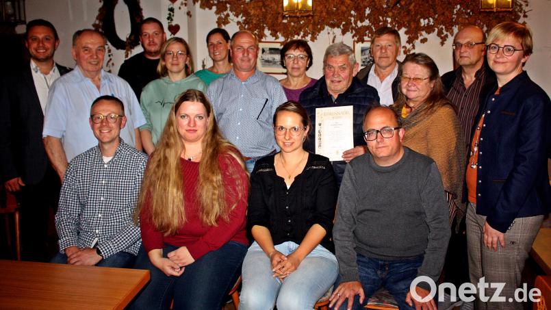 Mit einem neuen Vorstand macht der Obst- und Gartenbauverein weiter. Sitzend, von links: Alexander Rosner, Michaela Hahn, Christina Rosner, Michael Dobmeier. (stehend). Für 40 Jahre Treue wurde Ludwig Bock (mit Urkunde) geehrt. Bild: R. Kreuzer