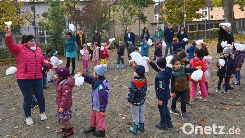 Mit dem Mülltüten-Tanz startete im Kindergarten Haus Nazareth die Müllsammelaktion "Rama dama". Bürgermeister Martin Preuß (Mitte) lobte die Aktion, ebenso die Mitarbeiter des Amtes für Ordnung und Umwelt (von links) Kerstin Seuß, stellvertretender Amtsleiter Matthias Seuffert, Werner Raschke und Sonja Fürholzer. Bild: gf