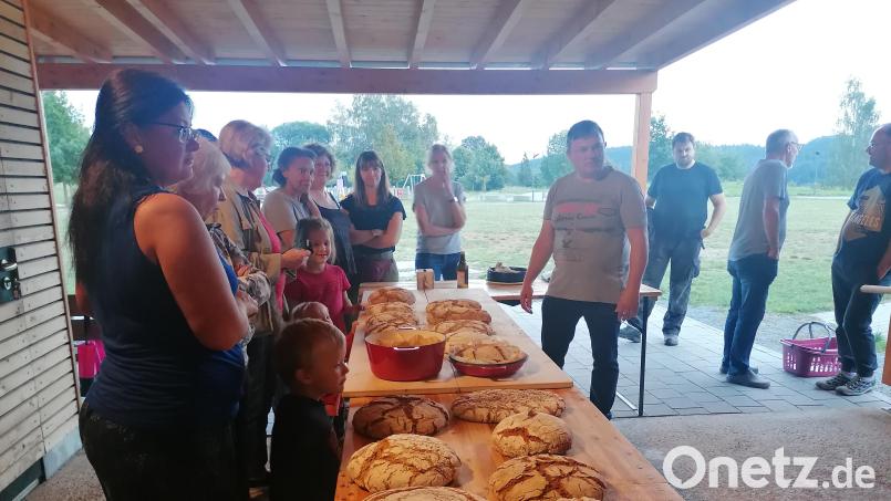 Nach dem Backen liegt frischer Brotduft in der Luft. Alle Bäckerinnen und Schürmeister freuen sich über die tollen Ergebnisse eines weiteren Backtages. Bild: vsr