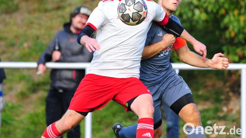 Der TSV Konnersreuth (rechts Tobias Plaß) gewann am vergangenen Samstag bei der SpVgg Wiesau (links Nico Wolf) mit 2:1. Am 15. Spieltag stehen für beide Teams die nächsten Stiftlandderbys auf dem Programm: Konnersreuth empfängt den ASV Waldsassen, Wiesau den FC Tirschenreuth. Archivbild: Thomas Schrems