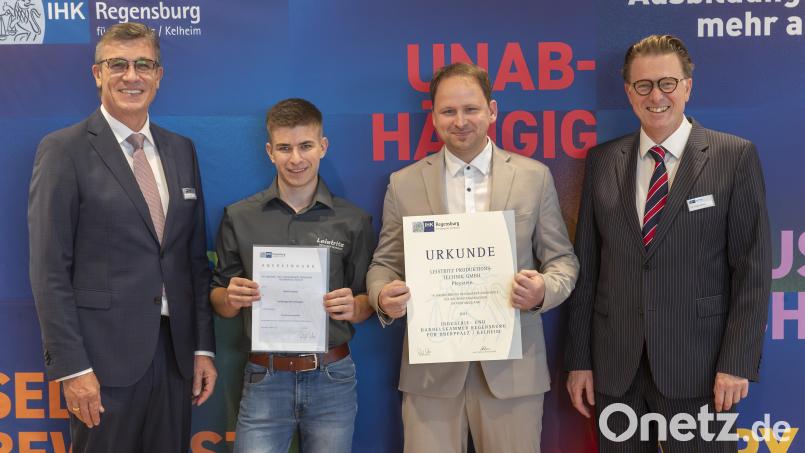 David Rewitzer (Zweiter von links) mit Ausbildungsleiter Markus Schwandner (Zweiter von rechts). Bild: Uwe Moosburger/exb
