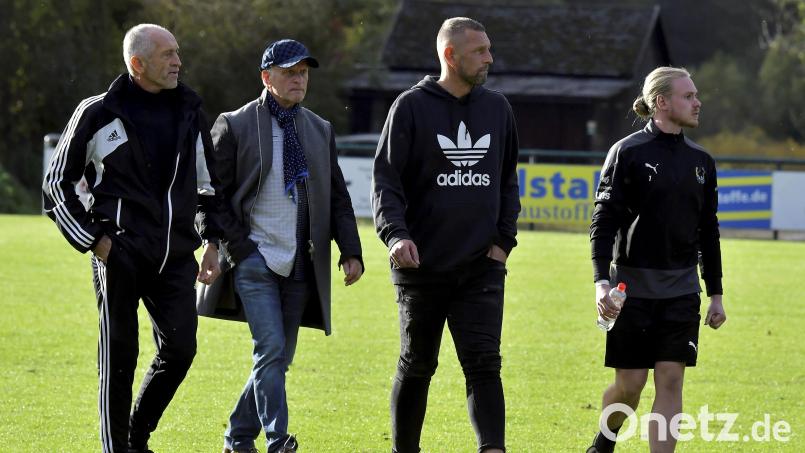 Die neue Amberger Trainertruppe um Andreas Scheler (Zweiter von rechts), Co-Trainer Josef Haas (links), Teammanager Hannes Beer (Zweiter von links) und Torwarttrainer Manuel Donhauser (rechts). Der FCA ist die Mannschaft der Stunde der Bezirksliga Nord. Bild: Hubert Ziegler
