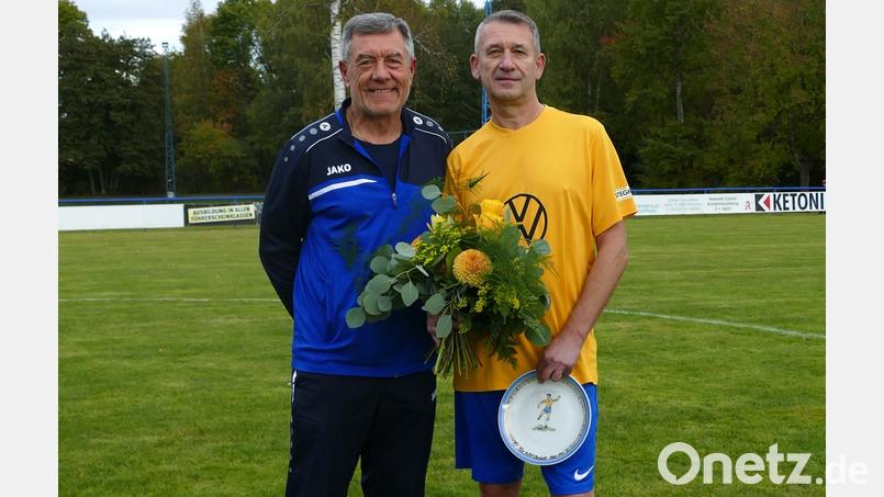 Thomas Brünnig trägt bereits 450 mal das AH-Trikot. Dafür dankte ihm AH-Leiter Karl-Heinz Hasler. Bild: bk