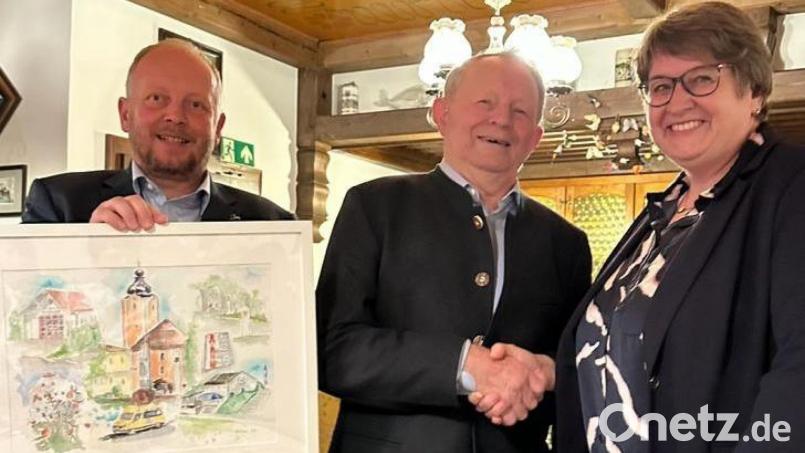 Bürgermeisterin Anita Forster und Dritter Bürgermeister Thomas Köppl überreichen ein Bild von Cornelia Walbrun an Johann Schwendner anlässlich seines 90. Geburtstages. Zu sehen sind besondere Stationen in der 30-jährigen Amtszeit des früheren ehrenamtlichen Bürgermeisters. Bild: Anita Forster/exb