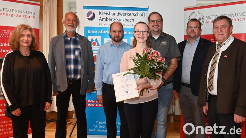 Mit Christina Urban (vorne Mitte) freuten sich (Sabine Fersch, Leiterin des Beruflichen Schulzentrums Sulzbach-Rosenberg, 3. Bürgermeister Norbert Mitlmeier, Fachlehrer Bernd Roth, Christina Urban, Jörg Kunert, Daniel Hirsch, Obermeister der Metzgerinnung und Kreishandwerksmeister Hans Weber. Bild: gf