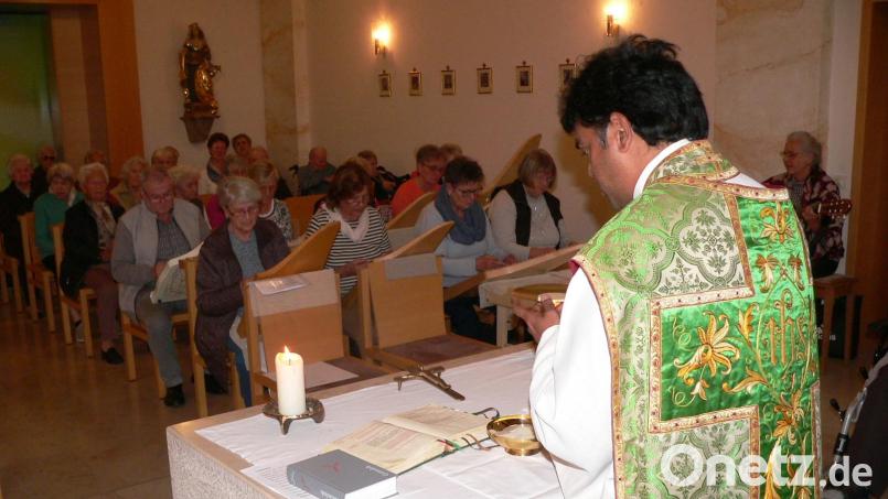 Kaplan Chinna Chennaiah Dola und die Gruppe Veeh-Harfenklang Schwarzachtal gestalteten im Altenheim eine ganz besondere Messe. Bild: Niederalt/exb