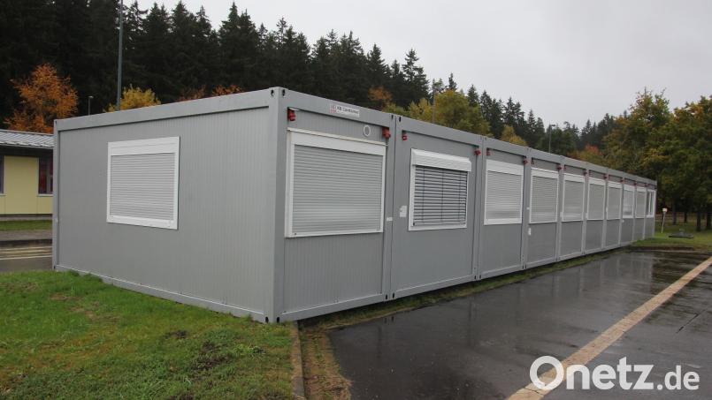 In den Containern beim alten Grenzgebäude in Mähring will der Landkreis übergangsweise Geflüchtete unterbringen. Bild: Benkhardt