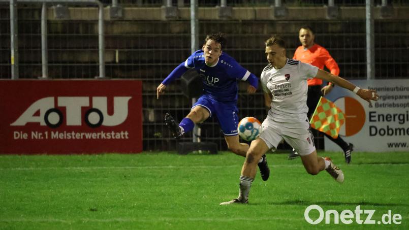 Hendrik Geiler (links) erzielte das 1:0 für die SpVgg SV Weiden gegen den TSV Seebach. In dieser Szene setzt er sich gegen Marius Weiderer vom TSV Seebach durch. Bild: Dieter Jäschke