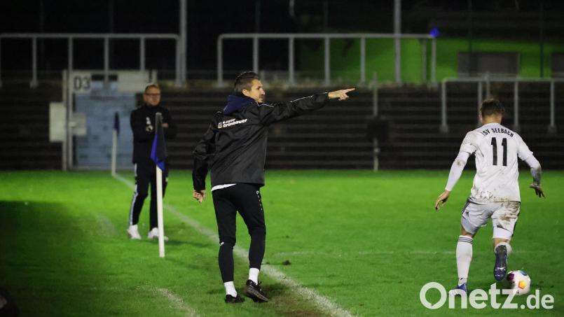 Trainer Michael Riester (Mitte) trieb seine Mannschaft unermüdlich an. Mit Erfolg: Die SpVgg SV Weiden sprang am Freitagabend an die Tabellenspitze der Landesliga Mitte. Bild: Dieter Jäschke
