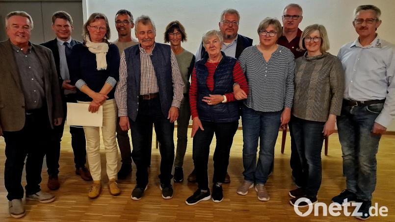 Für aufopfernde Tätigkeit im Verband Wohneigentum für die Rehbühlsiedler erhalten zahlreiche Mitglieder die Silberne und Goldene Auszeichnung sowie Urkunden. Bild: R. Kreuzer