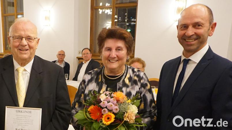 Karl Roppert (links), hier mit seiner Frau Traudl, wird zum Altbürgermeister von Ensdorf ernannt. Bürgermeister Hans Ram gratuliert ihm zu diesem Ehrentitel. Bild: tra