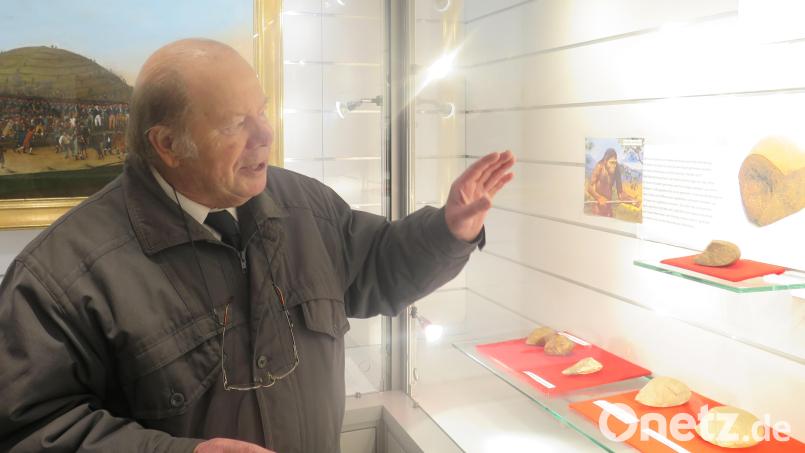 Aufmerksame Zuhörer waren Hans Bäte gewiss, wenn er über die Fundstücke zur Frühgeschichte im Kemnather Land erzählte. Bild: jzk