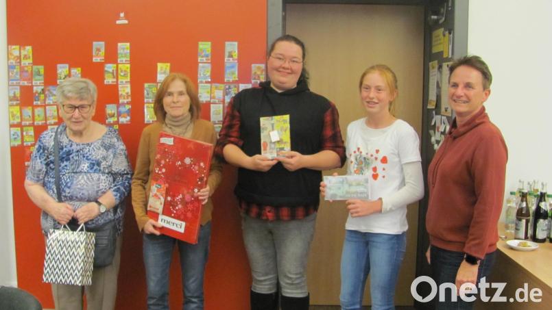 Liane Schmit (Zweite von llinks) gewann den Preisschafkopf, gefolgt von Rebecca Friedrich (Mitte) und Gerlinde Adam (links). Letzte wurde Linda Kraus (Zweite von rechts) Petra Ferazin Grundler (rechts) gab die Reihenfolge der Gewinner bekannt. Bild: sei