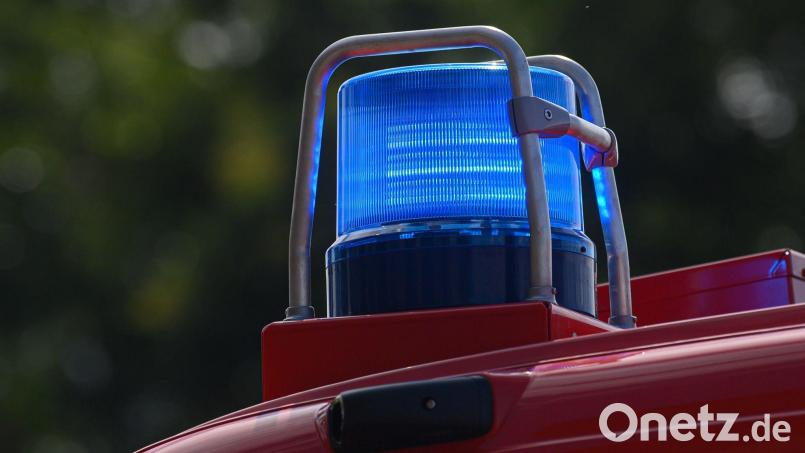 Als die Feuerwehr den Kleinbrand in einem Garten bei Bayreuth löschen wollte, trat ihnen die 52-jährige Hausbewohnerin entgegen und drohte ihnen mit einer Schusswaffe und einer Axt. Symbolbild: Robert Michael/dpa