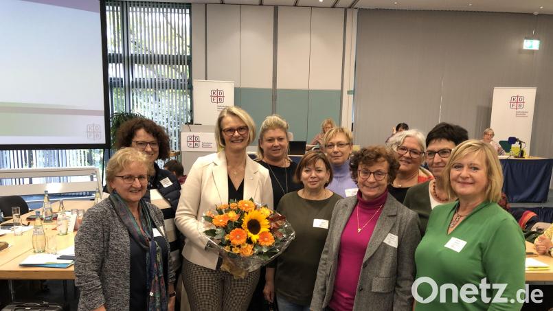 Die neue Präsidentin Anja Karliczek (mit Blumenstrauß) zusammen mit den Vertreterinnen des Diözesanverbands Regensburg, darunter Monika Sommer (Zweite von links), Bezirksleiterin Tirschenreuth. Rechts Diözesanvorsitzende Martha Bauer aus Vohenstrauß. Bild: Katharina Libon/Diözesanverband Regensburg/exb