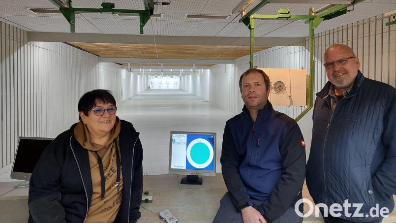 Die &quot;Hubertus-Schützen&quot; aus Knölling - hier (von links) Gisela Zerbian, Tobias Dirrigl und Erwin Zerbian - sind besonders stolz auf ihre 50-Meter-Schießbahn. Bild: jua