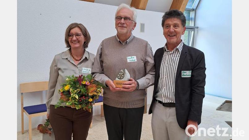 Manfred Kellner (Mitte) aus Albersrieth erhält aus den Händen der beiden Landvolk-Diözesanvorsitzenden Christine Reitinger und Max Hastreiter das KLB-Ehrenzeichen. Bild: Maria Pleyer/exb