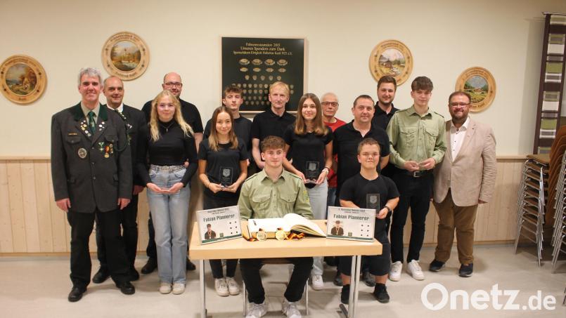 Vorsitzender Wolfgang Raps und OSB-Vizepräsident Wolfgang Bauer (von links) sowie Bürgermeister Hans Walter (rechts) würdigten die Leitungen der Sportschützen bei der Deutschen Meisterschaft. Fabian Plannerer (Mitte sitzed) war mit einem ersten Platz aus Garching zurückgekehrt, Bild: bjp