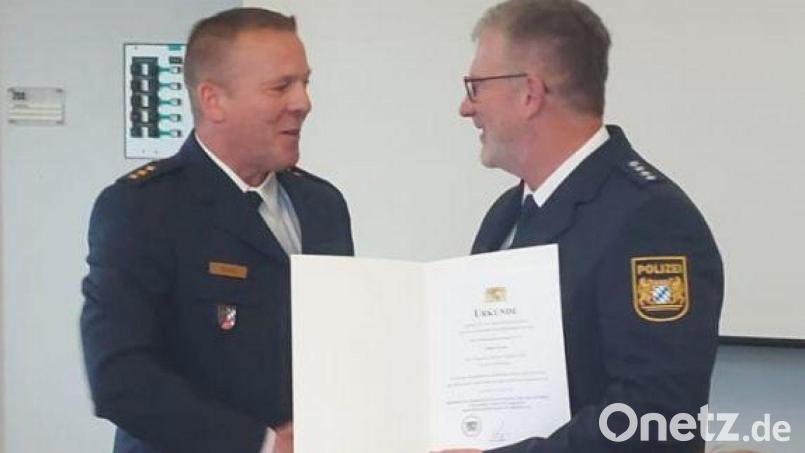 Polizeidirektor Markus Fuchs (links) verabschiedet Hauptkommissar Johann Wurm mit einer Urkunde in den Ruhestand. Bild: Polizei Weiden