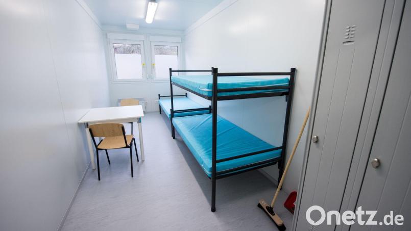 Auch in der Stadt Waldershof sollen Wohncontainer als Flüchtlingsunterkunft genutzt werden. Unser Symbolbild zeigt ein Zimmer mit drei Betten in einem Wohncontainer in einer Erstaufnahmeunterkunft. Symbolbild: picture alliance/dpa/Archivbild