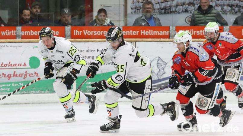 Auch ERSC-Angreifer Lukas Salinger (Zweiter von links) konnte sich in Peißenberg kaum durchsetzen. Bild: Roland Halmel