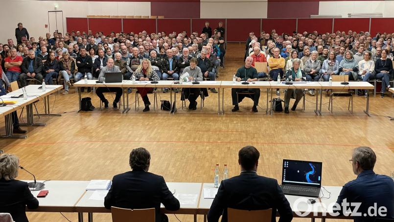 Rund 400 Zuhörer kamen zur Bahnübergang-Sondersitzung des Stadtrates in die Nordgauhalle. Bild: Gerhard Götz