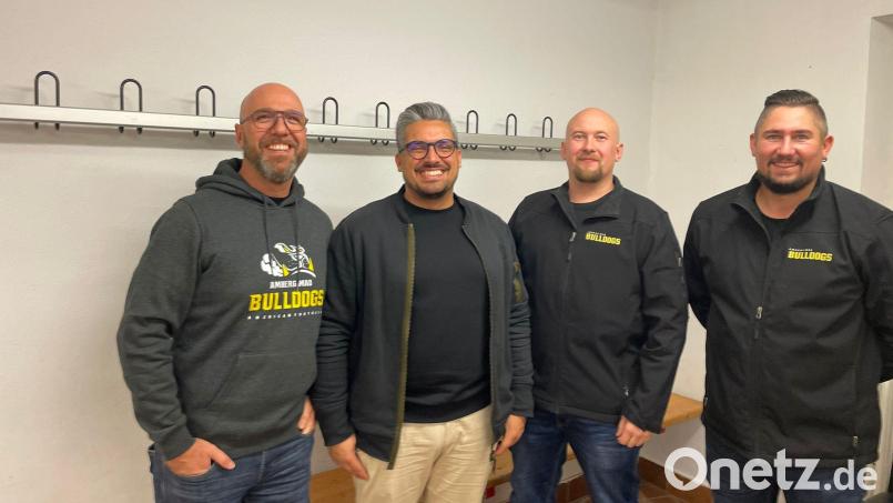 Michael Sandner (links) übernimmt das Kommando bei den American Footballern von Philipp Butz (rechts daneben). Mit auf dem Bild: , Stellvertreter Robert Meier und Schriftführer Andreas Graf. Bild: Daniel Emmanuel/exb