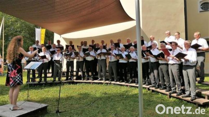 Frohnbergfest 2023: Am Freialtar umrahmt der Männergesangverein den Festgottesdienst mit Liedern. Bild: Archiv Rudi See