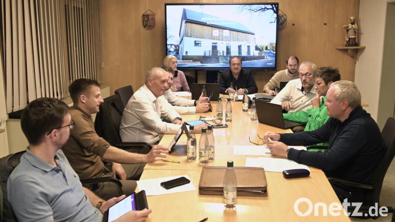 Kein Stühlerücken und Kopfverdrehen ist für die Gebenbacher Gemeinderäte ab sofort mehr notwendig, denn über das neue 86 Zoll Touch Board an der Stirnseite des Gebenbacher Sitzungssaals ist für alle deutlich lesbar, was Bürgermeister Peter Dotzler (hinten, Mitte) seinem Gemeinderat präsentieren will. Bild: gf