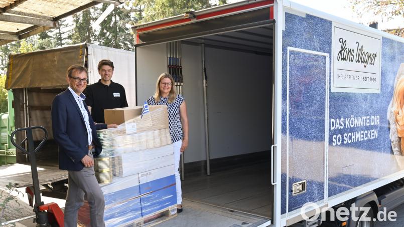 Sie schicken Hilfsgüter nach Trikala: Stadtkämmerer Jens Wein (links) und Kollegin Gaby Scharf-Ehbauer (rechts) mit Sebastian Wagner von der Hans Wagner GmbH (Mitte). Bild: Sibylle Sandner, Stadt Amberg/exb