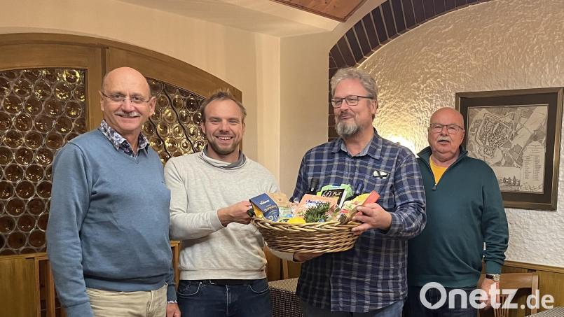Glückwünsche zum runden Geburtstag: (von links) Martin Pöllath, Christian Weiß, der Jubilar Achim Groth und Hans-Jürgen Reitzenstein. Bild: FDP Sulzbach-Rosenberg/exb